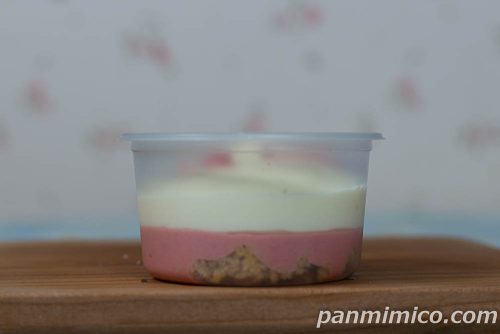 Uchi Café×ICHIBIKO　ふわ濃チーズケーキ(いちご)【ローソン】断面の写真