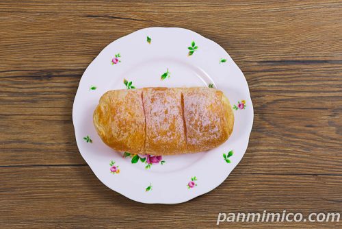 生ふわもちパン　苺ミルク【ローソン】上から撮った写真