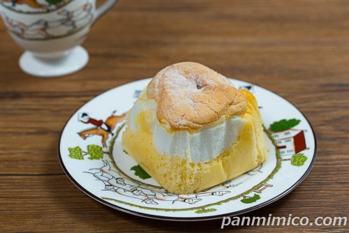 メレンゲとシフォンの2層ケーキ(コーヒークリーム)【ファミリーマート】斜めから撮った写真