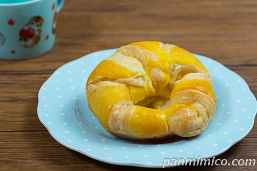 三日月宗近のクロワッサン（はちみつホイップ）【ファミリーマート】斜めから撮った写真