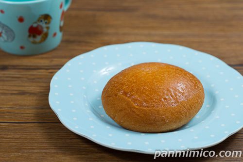 こだわりカスタードのダブルクリームパン【ファミリーマート】斜めから撮った写真