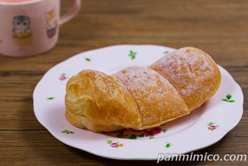 生ふわもちパン　苺ミルク【ローソン】斜めから撮った写真