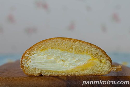 こだわりカスタードのダブルクリームパン【ファミリーマート】断面の写真