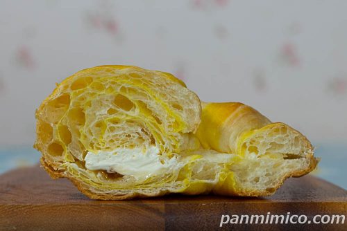 三日月宗近のクロワッサン（はちみつホイップ）【ファミリーマート】断面の写真