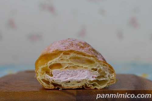 生ふわもちパン　苺ミルク【ローソン】断面の写真