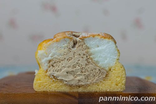 メレンゲとシフォンの2層ケーキ(コーヒークリーム)【ファミリーマート】断面の写真