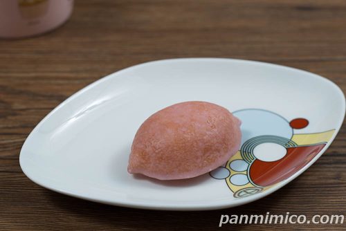 いちごミルクケーキ3個入【ファミリーマート】斜めから撮った写真