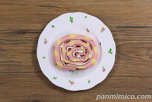 苺のロールケーキ【ヤマザキ】上から撮った写真