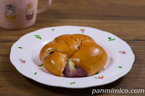 あまおういちごあんぱん【YKベーキングカンパニー】斜めから撮った写真