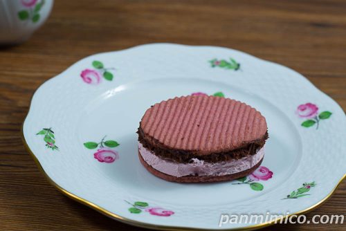 生チョコサンドいちご【ファミリーマート】斜めから撮った写真