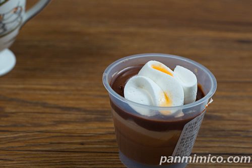 カップ　ザッハトルテ【ファミリーマート】斜めから撮った写真