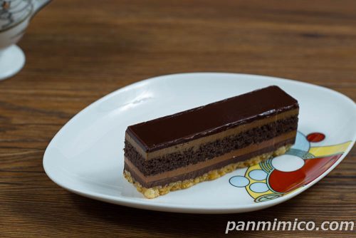 6層の濃厚オペラケーキ【ファミリーマート】斜めから撮った写真