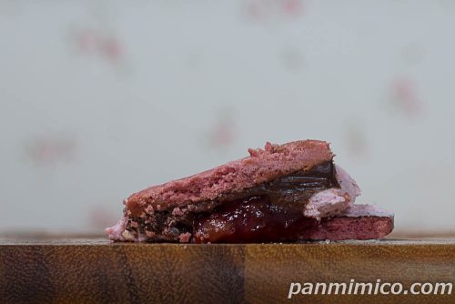 生チョコサンドいちご【ファミリーマート】断面の写真