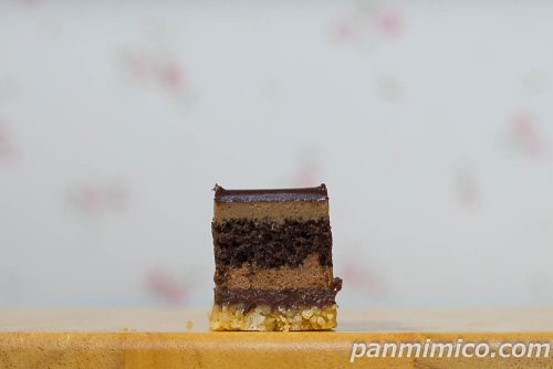 6層の濃厚オペラケーキ【ファミリーマート】断面の写真