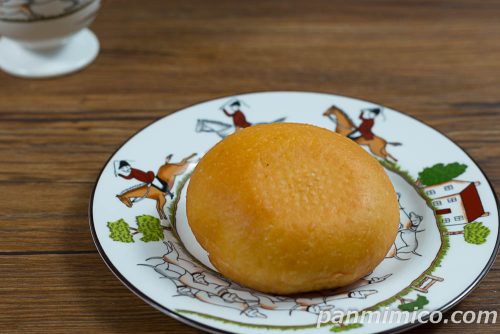 お店で揚げたドーナツ（カスタード）【セブンイレブン】斜めから撮った写真