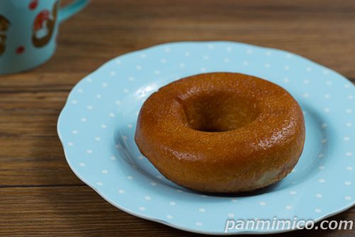 お店で揚げたドーナツ（メープル）【セブンイレブン】斜めから撮った写真