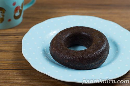 お店で揚げたドーナツ（チョコ）【セブンイレブン】斜めから撮った写真