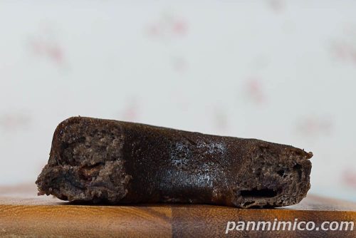 お店で揚げたドーナツ（チョコ）【セブンイレブン】断面の写真