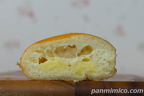 お店で揚げたドーナツ（カスタード）【セブンイレブン】断面の写真