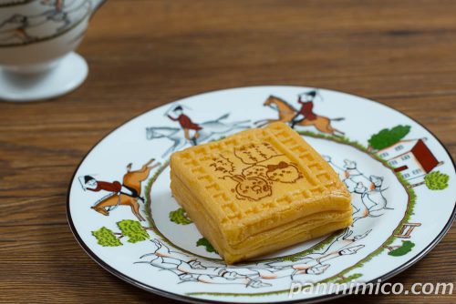 ちいかわ　わっふれーむ【ファミリーマート】斜めから撮った写真