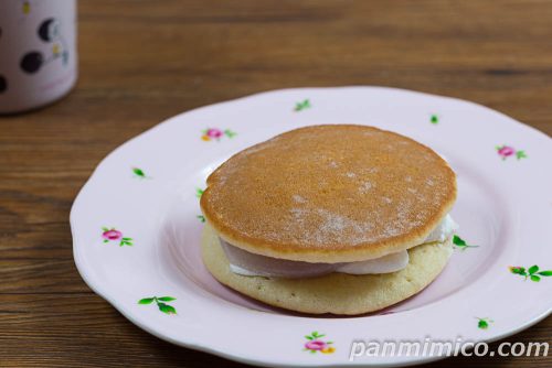 雪どら（苺ジャム入りつぶあん大福＆練乳入りホイップ）【ヤマザキ】斜めから撮った写真