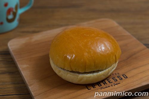万バーガー（てりやきソース）【ヤマザキ】斜めから撮った写真