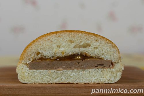 万バーガー（てりやきソース）【ヤマザキ】断面の写真