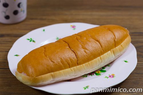 いちご＆ホイップコッペ【フジパン】斜めから撮った写真
