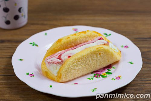 ストロベリーレアチーズケーキ【ヤマザキ】斜めから撮った写真