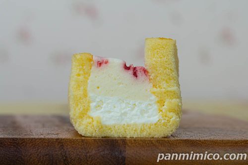 ストロベリーレアチーズケーキ【ヤマザキ】断面の写真