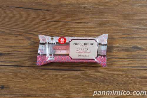 【「ピエール・エルメ アンソロジー」監修】マカロン サンド(イチゴ&パッションフルーツ)【ファミリーマート】パッケージの写真