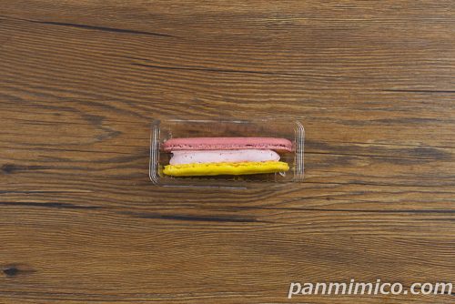 【「ピエール・エルメ アンソロジー」監修】マカロン サンド(イチゴ&パッションフルーツ)【ファミリーマート】上から撮った写真