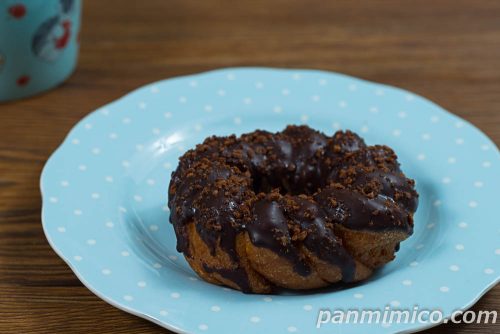 シュークリームみたいなクルーラードーナツ【ファミリーマート】斜めから撮った写真