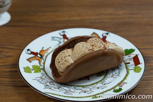 【「ピエール・エルメ アンソロジー」監修】ザ・ガトー　クリーム（コーヒー＆チョコレート）【ファミリーマート】斜めから撮った写真