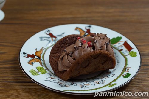 Uchi Café×GODIVA　ダブルショコラワッフル【ローソン】斜めから撮った写真
