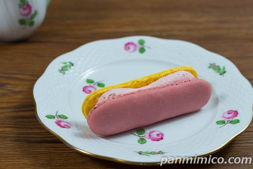 【「ピエール・エルメ アンソロジー」監修】マカロン サンド(イチゴ&パッションフルーツ)【ファミリーマート】斜めから撮った写真