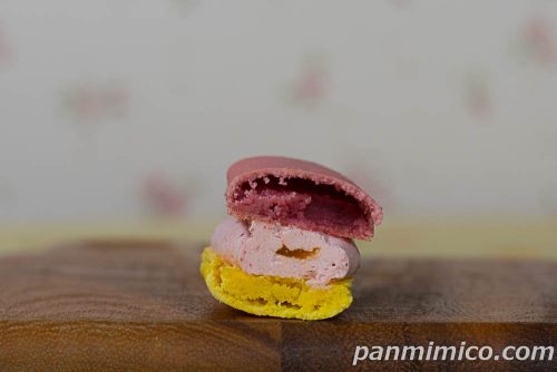 【「ピエール・エルメ アンソロジー」監修】マカロン サンド(イチゴ&パッションフルーツ)【ファミリーマート】断面の写真