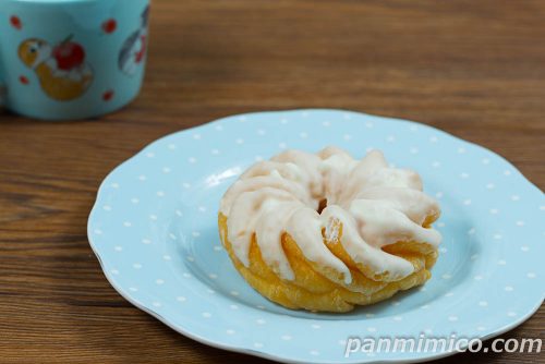 生ドーナツ（フレンチクルーラー）【ヤマザキ】斜めから撮った写真