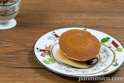 クリームたっぷり生どら焼（チョコソース＆チョコホイップ）【ヤマザキ】斜めから撮った写真