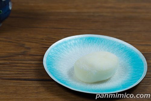 生雪見だいふく（ふわふわクリームin）【ロッテ】斜めから撮った写真