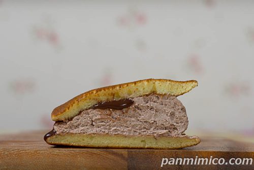 クリームたっぷり生どら焼（チョコソース＆チョコホイップ）【ヤマザキ】断面の写真