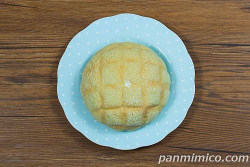 大きなクラウンメロンパン（メロンホイップ）【ヤマザキ】上から撮った写真