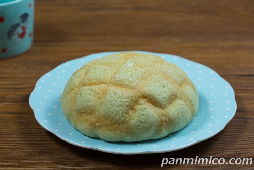大きなクラウンメロンパン（メロンホイップ）【ヤマザキ】斜めから撮った写真