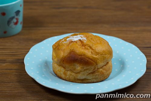 生シュークリームパン（カスタード＆ホイップクリーム）【ヤマザキ】斜めから撮った写真