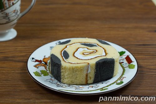 牛乳仕込みのロールケーキ【ヤマザキ】斜めから撮った写真