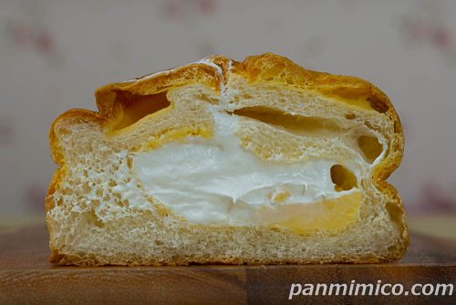 生シュークリームパン（カスタード＆ホイップクリーム）【ヤマザキ】断面の写真