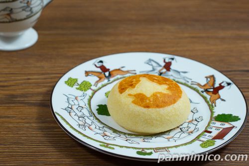 北海道産チーズのチーズまんじゅう【ヤマザキ】斜めから撮った写真