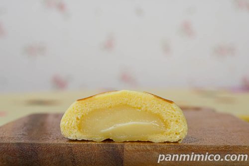 北海道産チーズのチーズまんじゅう【ヤマザキ】断面の写真