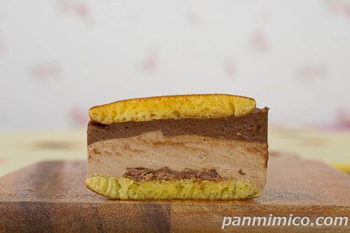 極厚　どら焼きバーガー（チョコムース＆ミルクチョコムース）【ファミリーマート】断面の写真