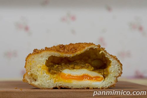 ［店舗スタッフ発案！惣菜パン（関西エリア代表）］とろ～り半熟たまごのカレーパン【ファミリーマート】断面の写真